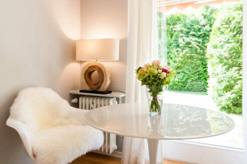 Ferienwohnung Seeglück, Essbereich mit Blick in den Garten