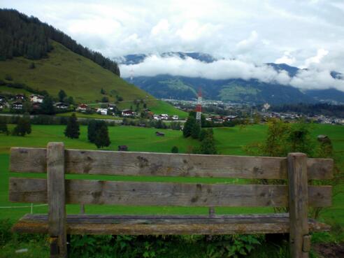 Bank mit schöner Aussicht Richtung Schmittenhöhe