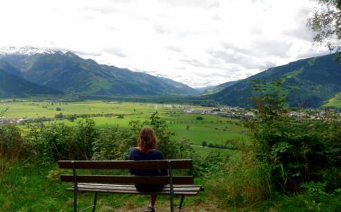 Bank mit Aussicht auf Salzachtal und Kitzsteinhorn