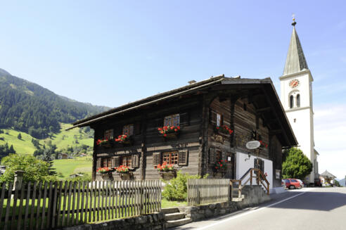 Tourismusmuseum Montafon mit Kirche Hl. Michael