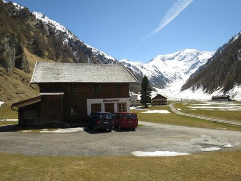 Alpengasthof Kasern, ganz hinten der Kleine Kaserer (3093 m).