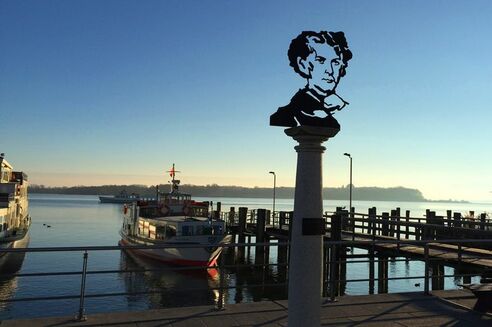 König-Ludwig II.-Konterfei am Hafen in Prien am Chiemsee