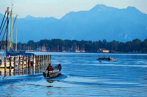 Bootsverleih Schaber am Chiemsee mit Bergblick.