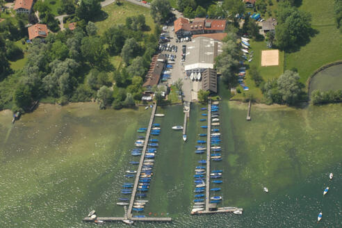 Hafenanlage des Chiemsee Yachtclubs Prien am Chiemsee.