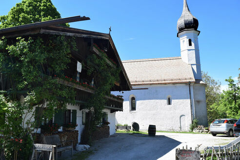 Kirche St. Jakobus neben der Mesnerstubn