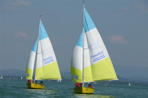 Zwei Segelboote auf dem Chiemsee.
