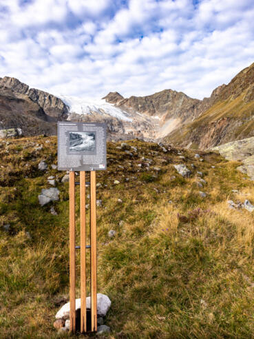 Infotafel „Eisige Stressfaktoren“ am Gletscherlehrpfad Sulzenauferner
