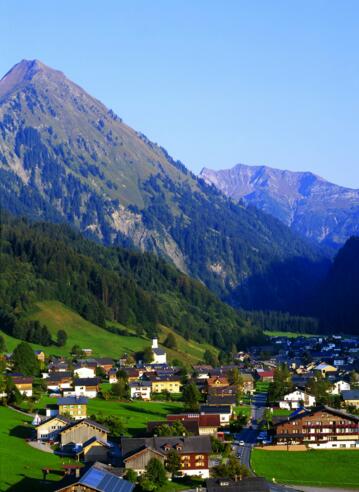 Schoppernau mit Üntschenspitze