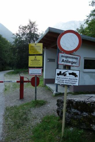 Einfahrt zum Schießplatz direkt am Parkplatz