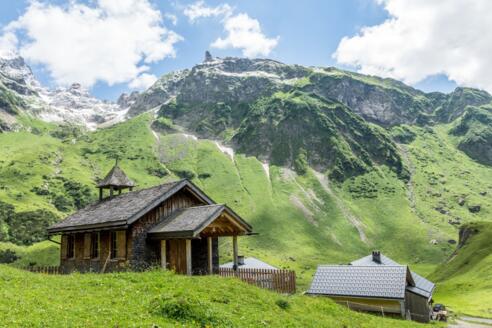 Blick auf Alpe Klesenza mit Kapelle