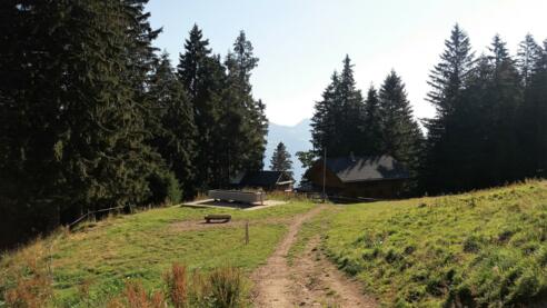 Skihütte  Bazora mit wasserführendem Brunnen.