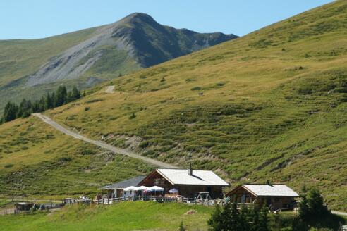 Hochsonnbergalm mit Blick auf den Gernkogel
