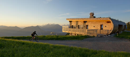 Panoramarestaurant Hahnenkamm im Sommer