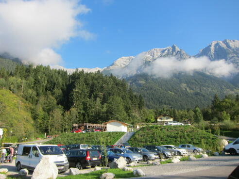 Parkplatz Halltal, Eingang Alpenpark Karwendel. Im Hintergrund Großer Bettelwurf und Hohe Fürleg (rechts).