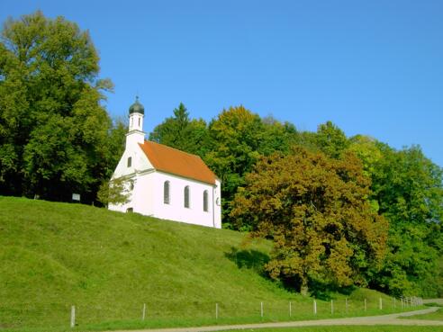 Lorenzberg mit Lorenzkirche in Epfach