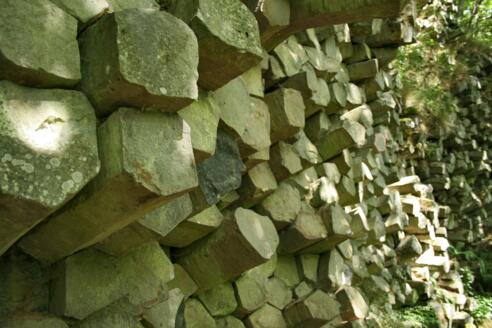 Am Südosthang des Gangolfsbergs führt der Pfad an einer der besterhaltenen Basaltprismenwände der Rhön vorbei.
