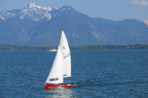 Segelboot auf dem Chiemsee vor toller Alpenkulisse.