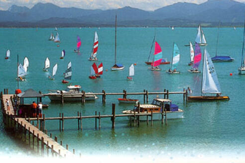 Segelschiffe und Motorboote im Chiemsee.