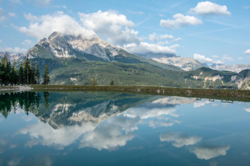 Der Watzmann spiegelt sich im Speicherteich
