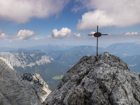 Das Gipfelkreuz auf der Blaueisspitze.