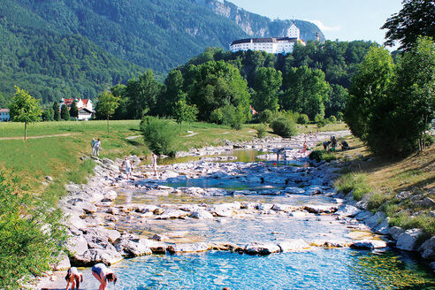 Der Fluss Prien. Im Hintergrund auf der Anhöhe thront das Schloss Hohenaschau.
