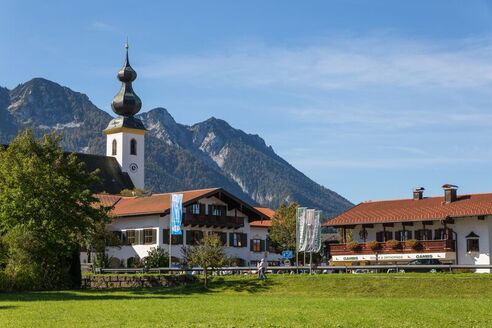 Rathaus Inzell mit Kirche St. Michael