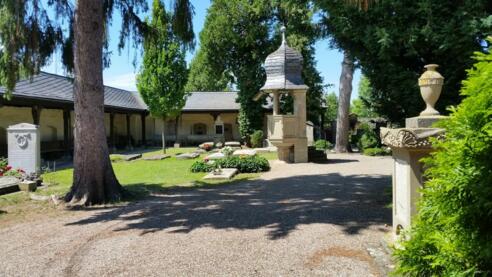 Arkadenfriedhof mit Kanzel