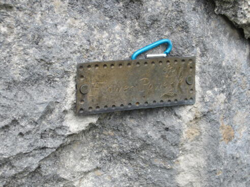 Messingschild am Einstieg zur Flower Power