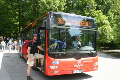 Vom Schloss Linderhof geht es mit dem Bus zurück nach Oberammergau