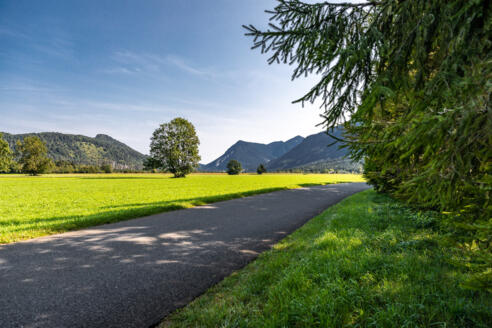 Der Blick aus der Ferne auf die bewaldeten Hügel des Ettaler Sattels