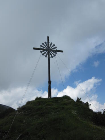Das mächtige Gipfelkreuz