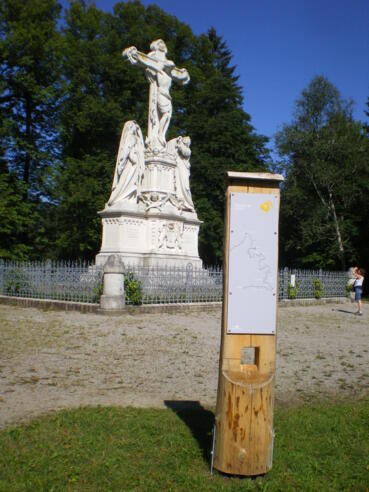 Stele an der Kreuzigungsgruppe