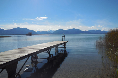 Blick vom Steg in Schützing auf den Chiemsee