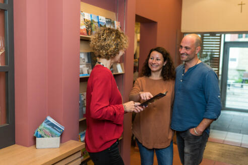 Beratung in der Infovinothek Sommerach