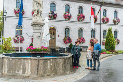 Vor dem Rathaus der Gemeinde Sommerach