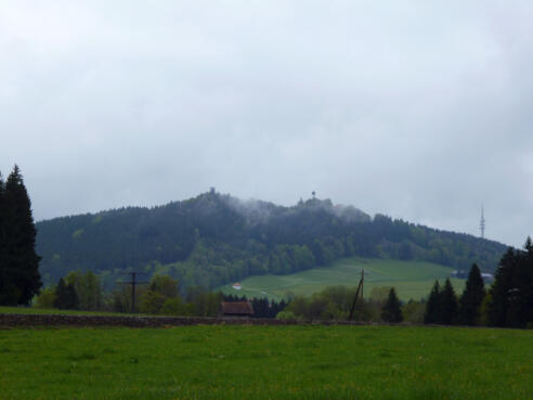 Westlich von Hohenpeißenberg bietet sich ein schöner Blick auf den Hohen Peißenberg mit der Wetterstation und der Wallfahrtskirche.
