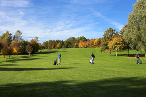 Golfer auf der Golfanlage Schloss Elking.
