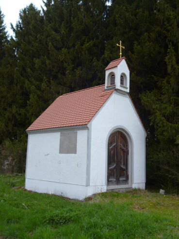 Eine kleine Kapelle am Weg durch die Felder und Wälder südöstlich von Altenstadt.