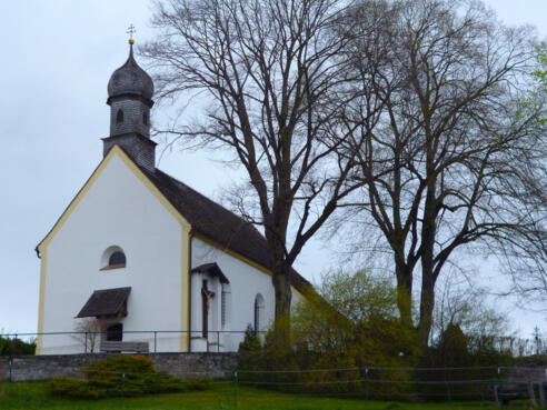 Die Wallfahrtskirche St. Johann oberhalb von Huglfing.