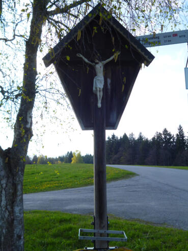 Wegkreuz an der Straßenkreuzung westlich der Brücke über den Stegschachengraben.