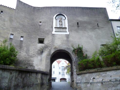 Durch das Frauentor in der historischen Stadtmauer gelangt man in die Schongauer Altstadt.
