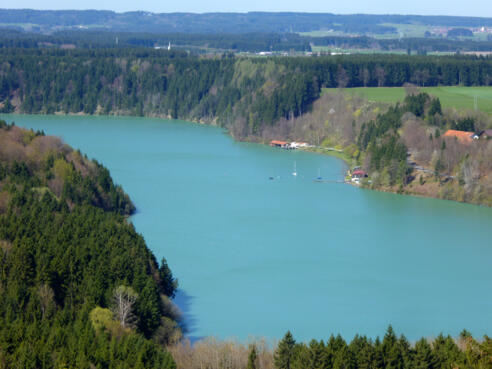 Eindrucksvoller Blick vom Kalvarienberg auf den Lechstausee mit Segelclub und Bootshaus (Sommergastronomie)