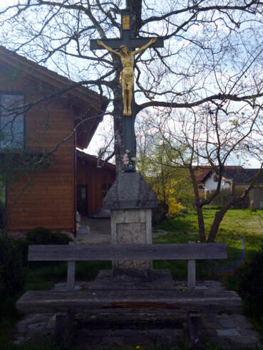 Wegkreuz mit Bank am östlichen Ortsrand von Eberfing.