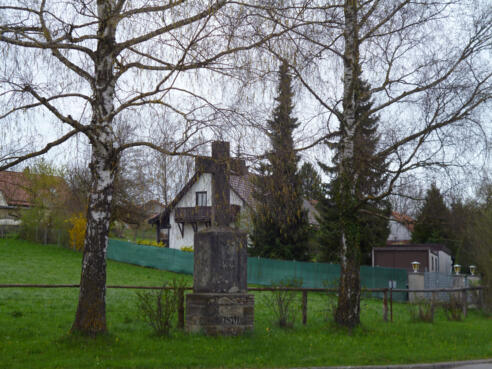 Steinkreuz an der B472 im Süden von Huglfing.