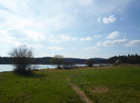 Die große Liegewiese am Badeplatz am nördlichen Ostufer des Großen Ostersees bietet sich zum Verweilen an.