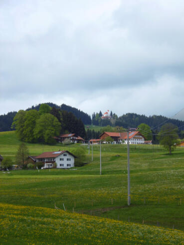 Am Abzweig zwischen Bürstenstiel und Egghof eröffnet sich ein wunderschöner Blick auf die Auerberg-Kirche.