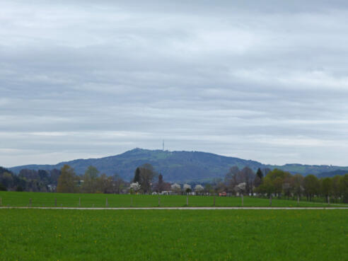 Nahe der Kiesgrube an der Westenrieder Straße bietet sich ein herrlicher Blick zum Hohen Peißenberg.