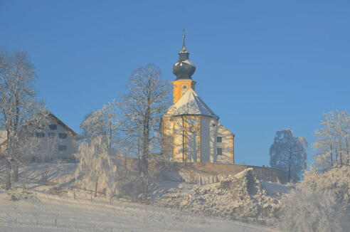 Lourdes-Grotte und Pfarrkirche St. Jakob