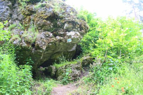 Höhle Nr. 8 befindet sich an der kleinen Straße Hirschbach - Schmidtstadt