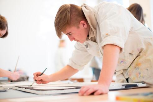Ein Schüler der 10. Klasse der Mittelschule Amendingen malt im Atelier